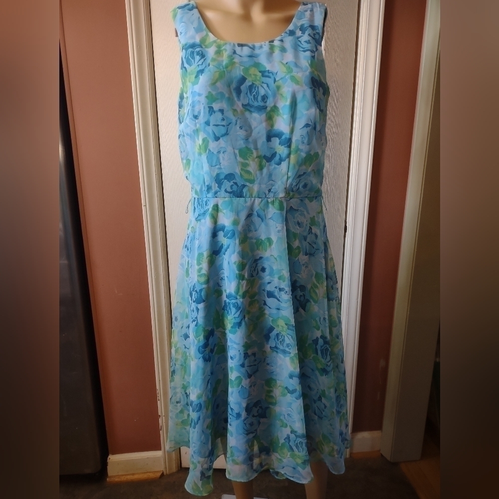 Sheri Martin woman's size 10 knee length dress sleeveless zip back